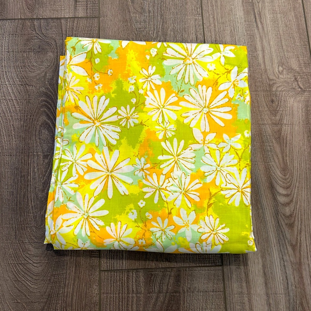 MORGAN JONES RARE VINTAGE 1970’s DAISIES with yellows/ orange/ greens- NWOT